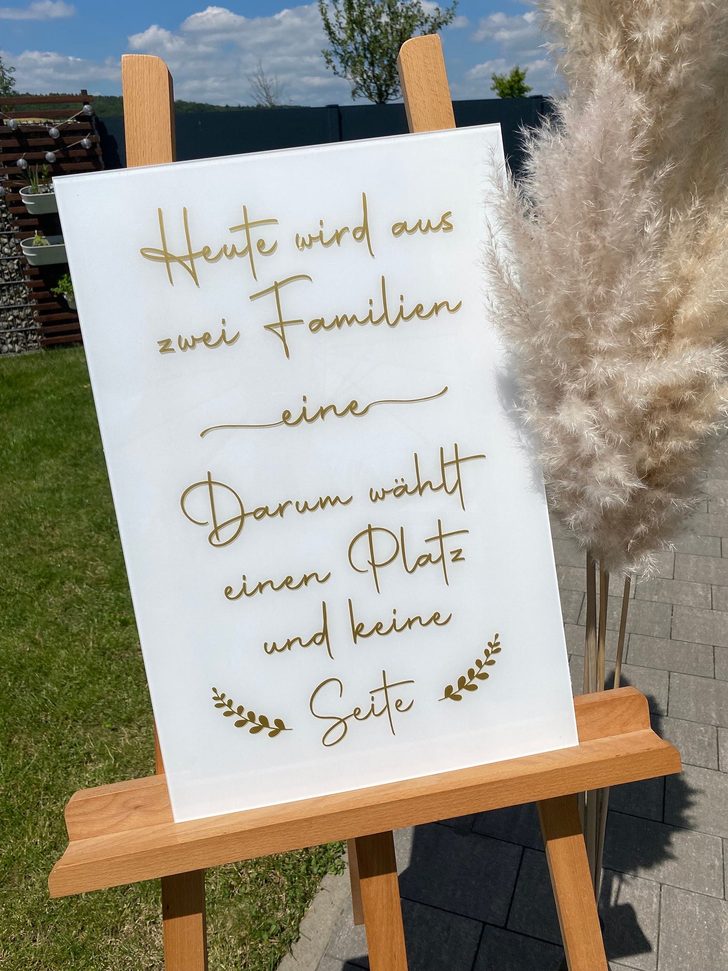 Schild „Heute wird aus zwei Familien eine. Darum wählt einen Platz und keine Seite“