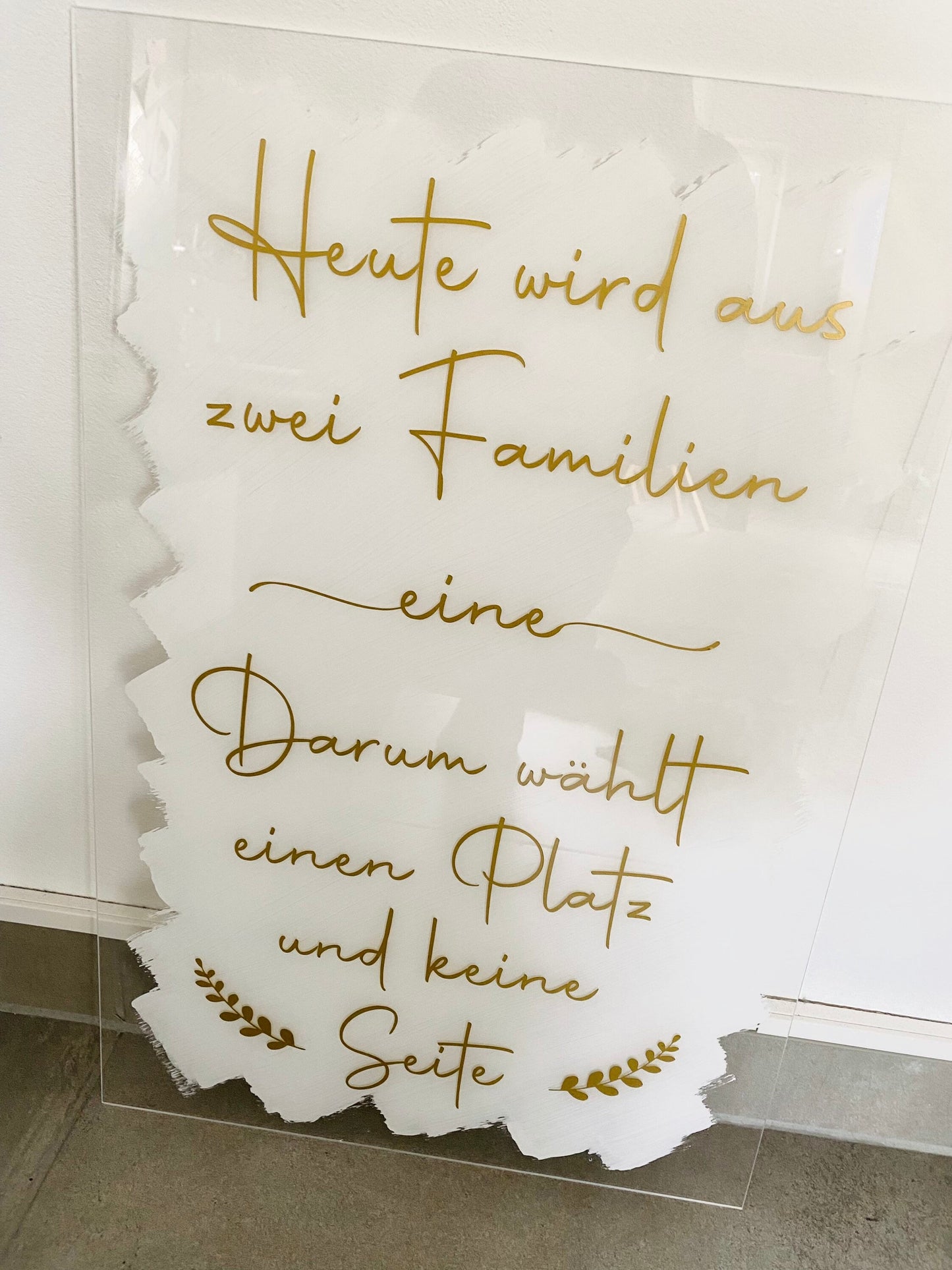 Schild „Heute wird aus zwei Familien eine. Darum wählt einen Platz und keine Seite“