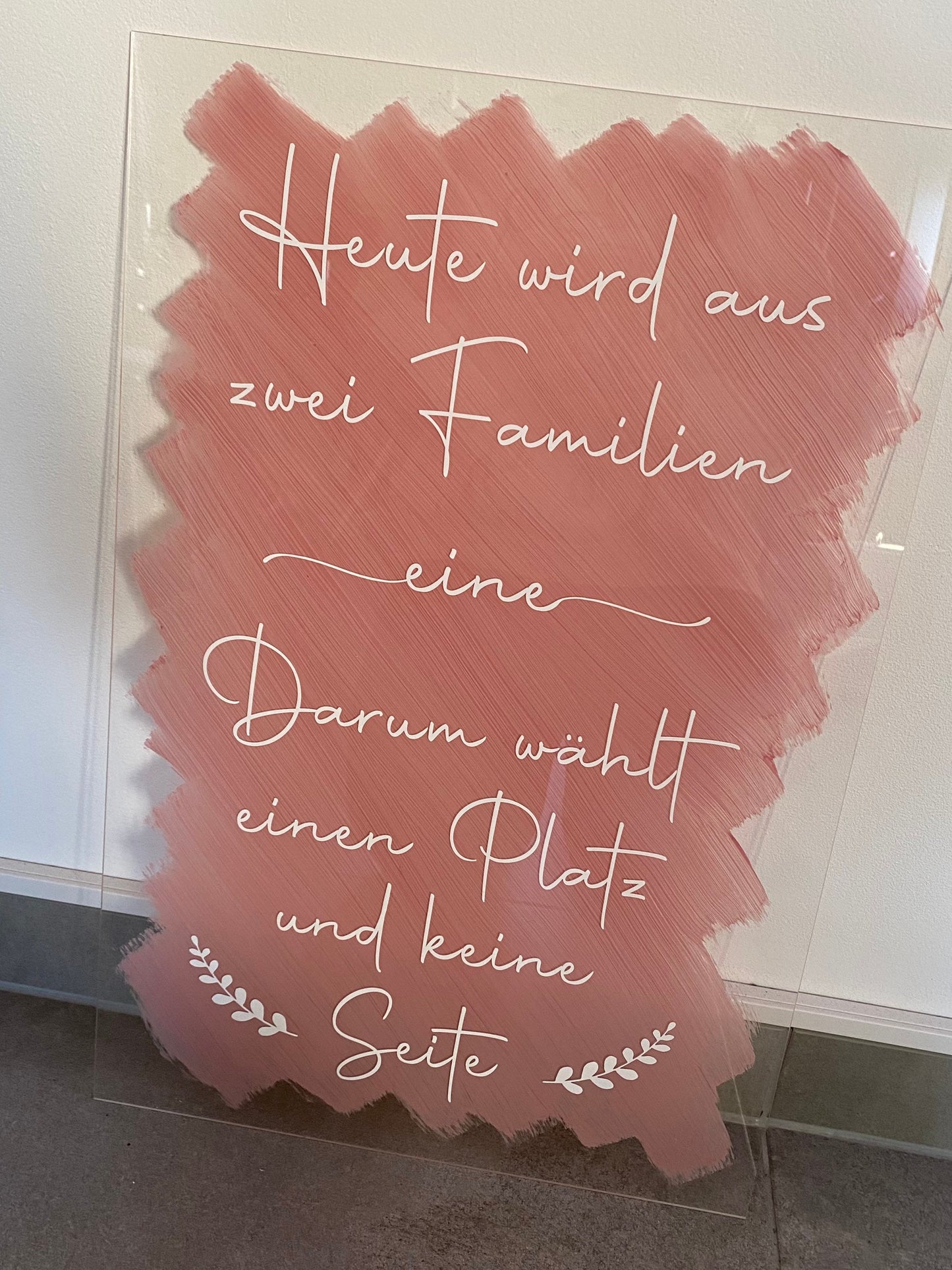 Schild „Heute wird aus zwei Familien eine. Darum wählt einen Platz und keine Seite“